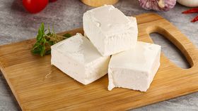 VIDEO Mita de gusturi alese. Doi inspectori antifraudă, condamnați pentru că au primit brânză de oaie